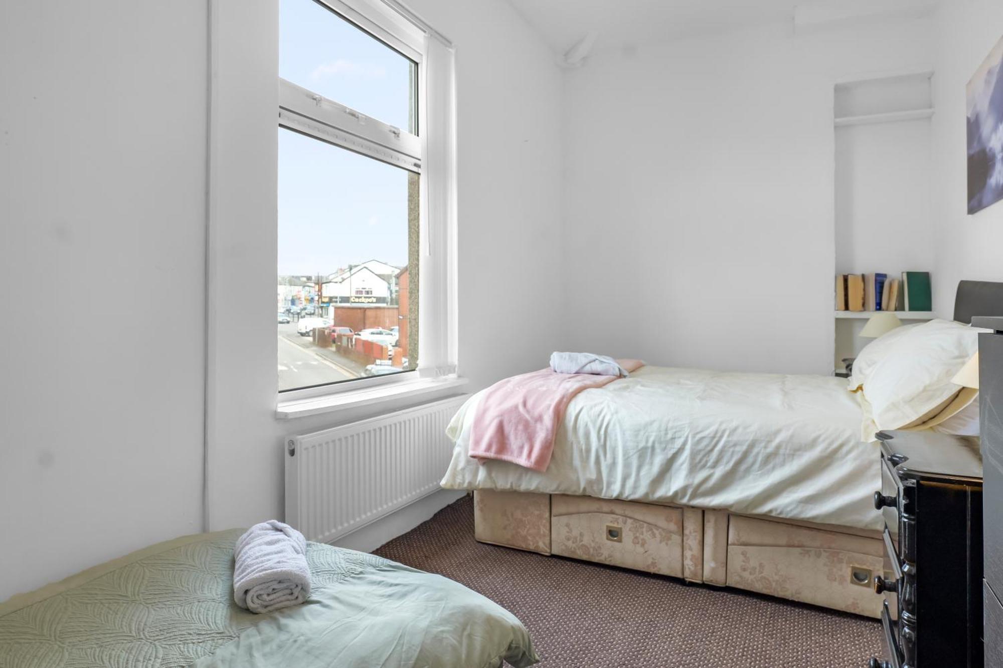 Rochdale 3 Bedroom House 2 Bath With Free Parking Sleeps 7 Eksteriør bilde